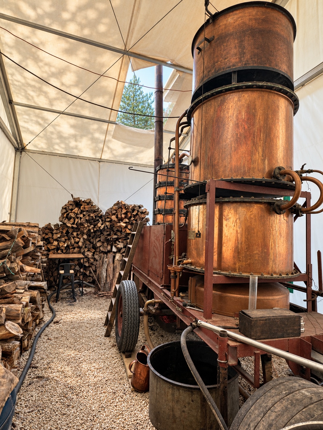 Alambic armagnacais itinérant en cuivre installé au Domaine de Marquestau, à côté de L’Étable, pour la distillation