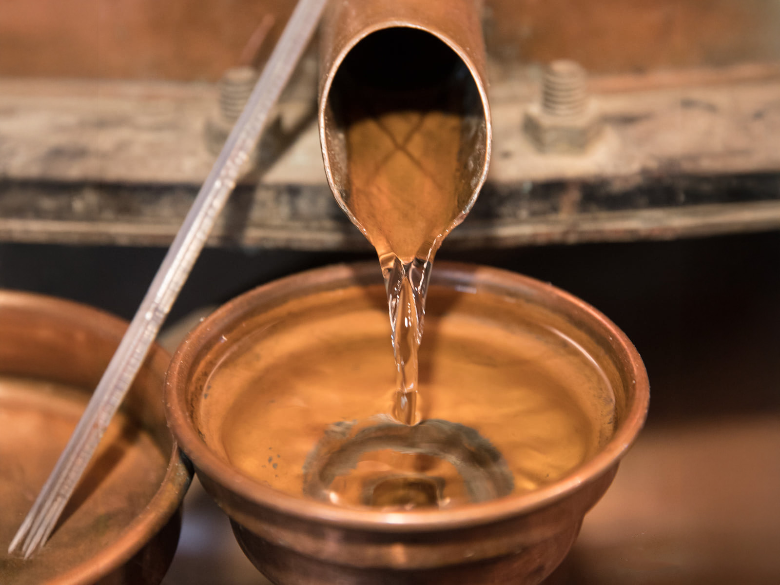 Alambic en fonctionnement pendant la distillation de l’Armagnac au Domaine de Marquestau